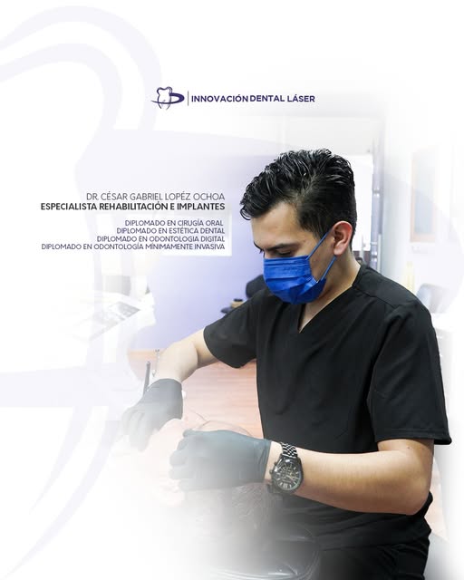 Dr. César Gabriel López Ochoa trabajando en su consultorio